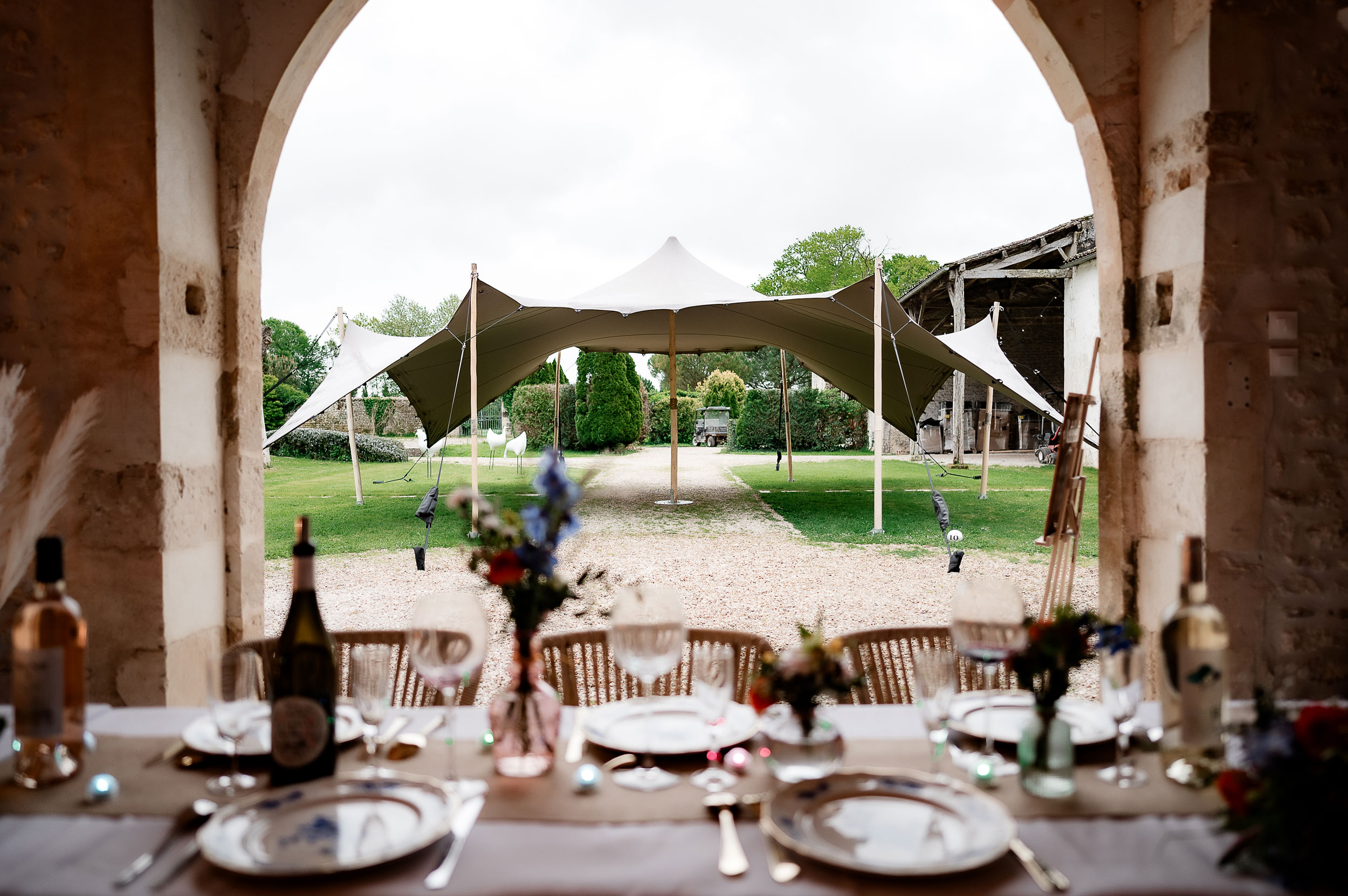 Tivoli et grange pour un mariage princier en Charente-Maritime avec Château, piscine et golf au domaine de La Vallade