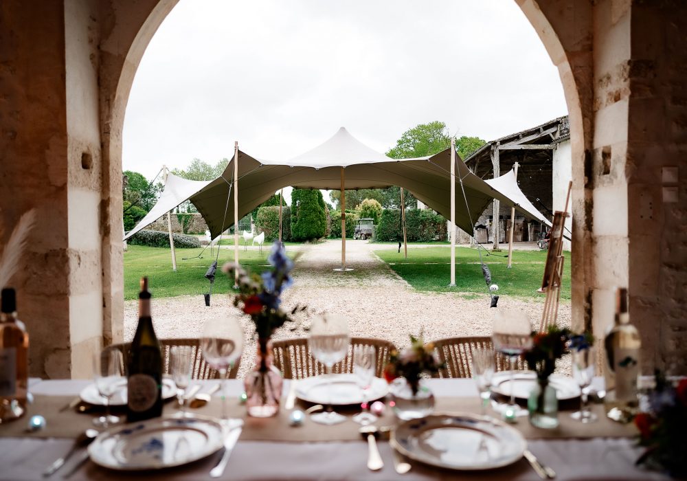 Tivoli et grange pour un mariage princier en Charente-Maritime avec Château, piscine et golf au domaine de La Vallade